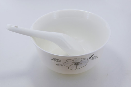 簡單大方的傳統(tǒng)餐具