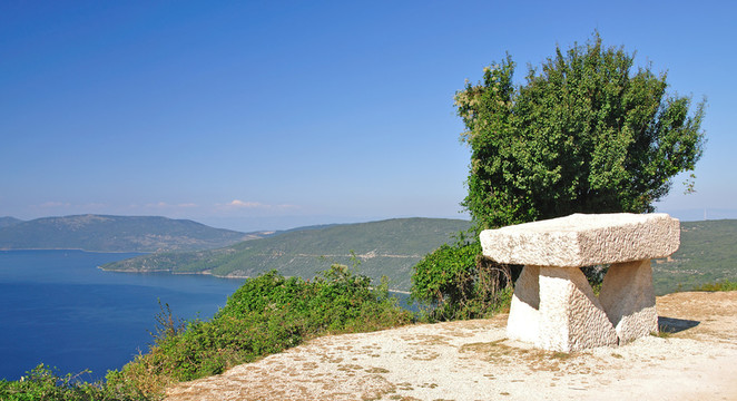 kvarner海灣的cres島上的海岸線
