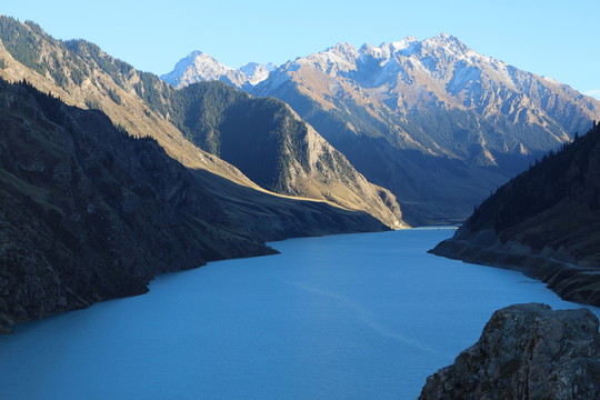 藍(lán)藍(lán)的高山綠湖