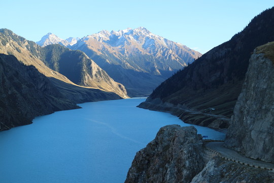 藍(lán)藍(lán)的高山綠湖