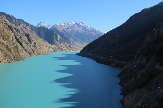美麗的高山綠湖