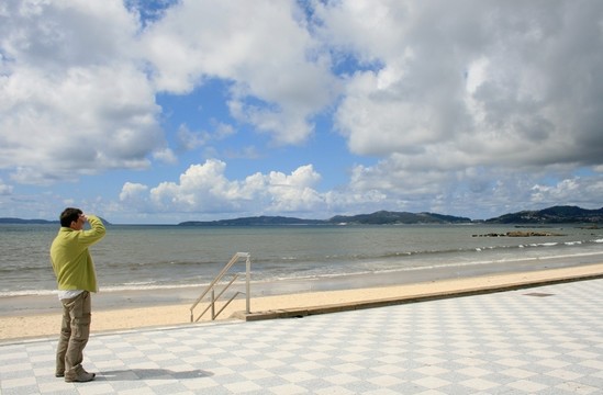 在海灘散步