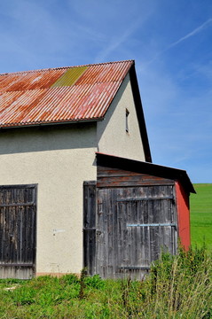 帶附件小屋的房子