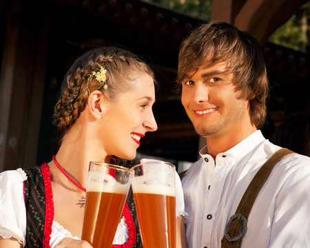 夫婦在喝小麥啤酒的tracht