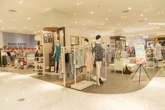 商場(chǎng)女裝專賣店