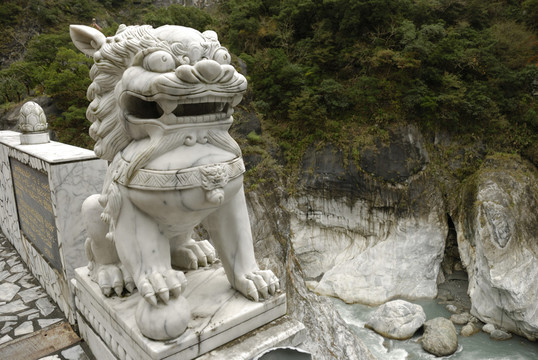 在橋梁cimu的大理石獅子