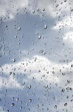 雨滴落在窗戶玻璃上