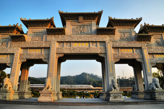 從珠海普陀寺外駛過(guò)的動(dòng)車(chē)