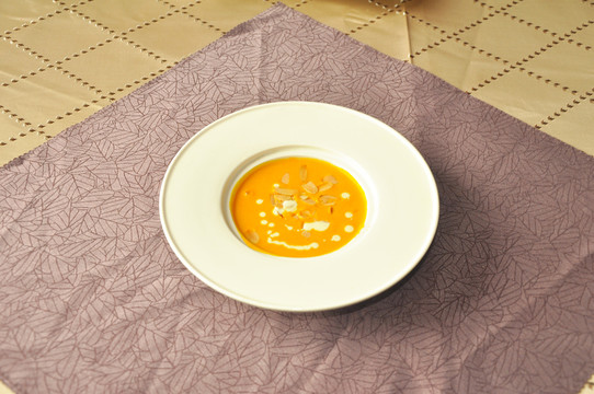 甘筍杏仁濃湯