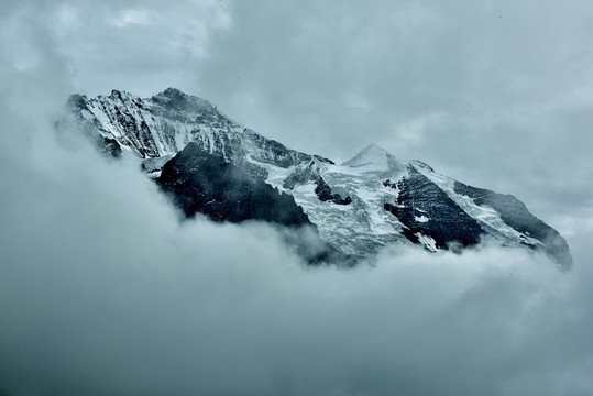 云霧掩映冰山 黑白