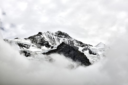 云霧中的冰山
