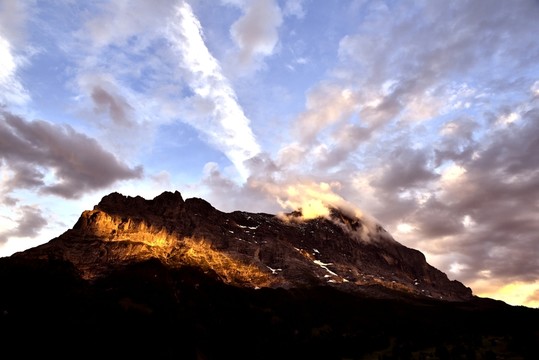 晚霞夕照山