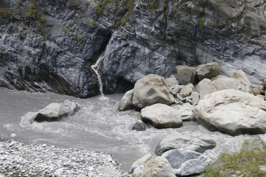巖石溪水