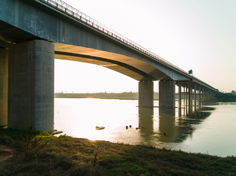夕陽(yáng)下的岷江大橋