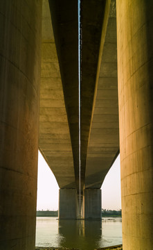 夕陽(yáng)下的岷江大橋