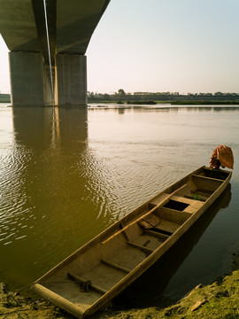 夕陽下的岷江大橋