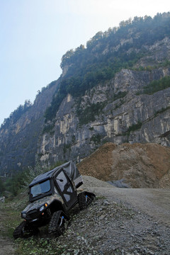 陡峭的道路的一個四倍