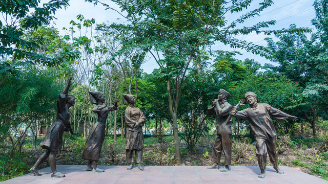 少數(shù)民族對歌三月三民歌節(jié)雕塑像