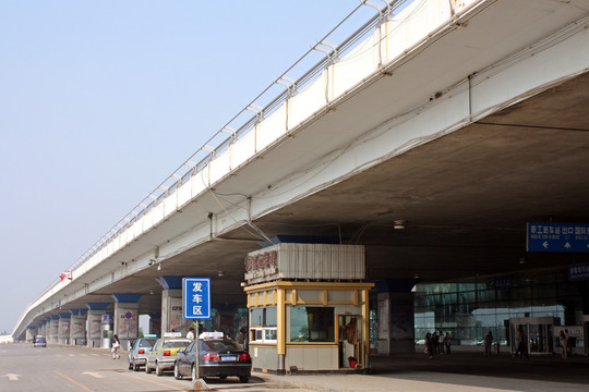 沈陽(yáng)機(jī)場(chǎng)航站樓前高架橋
