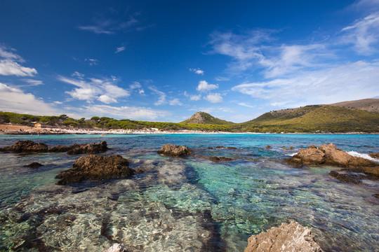 俯瞰cala agulla海灣（馬略卡島，西班牙）