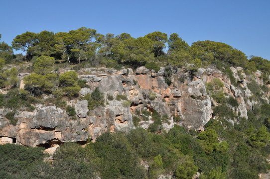 在cala pi，馬略卡島的巖石