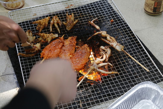戶外燒烤活動(dòng)烤雞爪戶外活動(dòng)