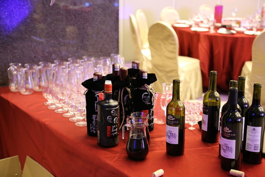 宴會紅酒白酒酒杯擺設(shè)