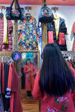 逛漢服店的美女
