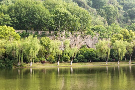 獅子山下護(hù)城河