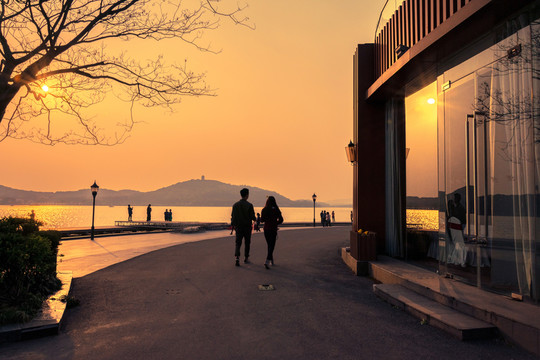 夕陽湖畔 成雙成對