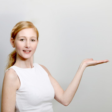 微笑和提出的年輕漂亮的女人