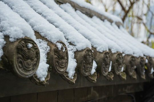瓦當落雪