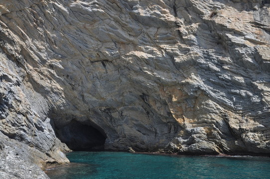 洞穴在馬略卡島的西南海岸