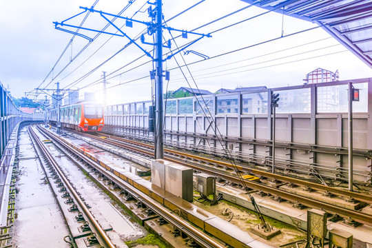 地鐵站行駛中的列車