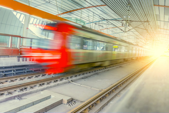 地鐵站行駛中的列車