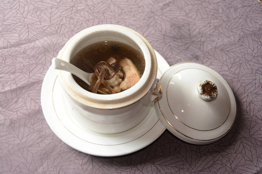 茶樹菇燉龍骨湯