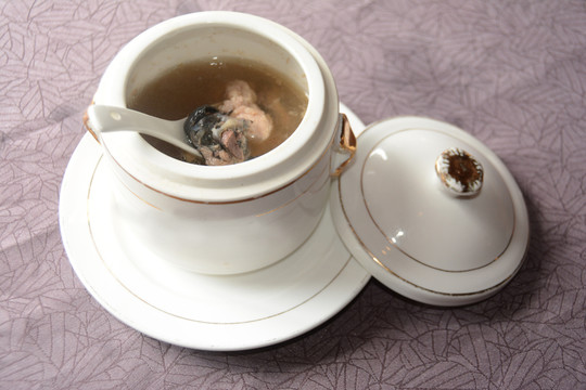花旗參燉竹絲雞湯