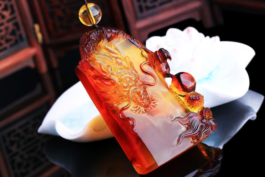 血珀龍雕刻件