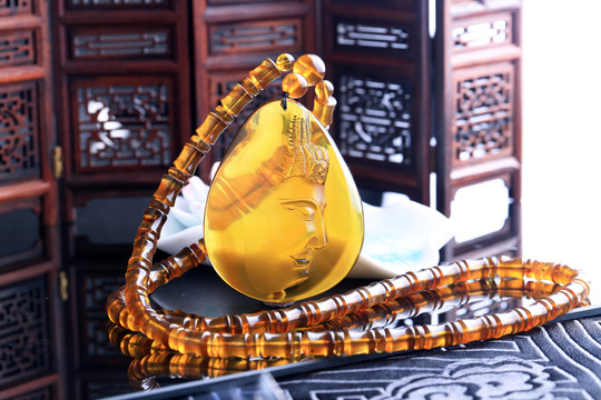 金珀雕刻吊墜