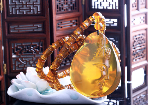 金珀雕刻吊墜