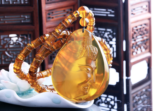 金珀雕刻吊墜