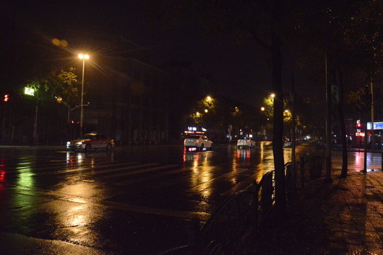 雨夜中的馬路