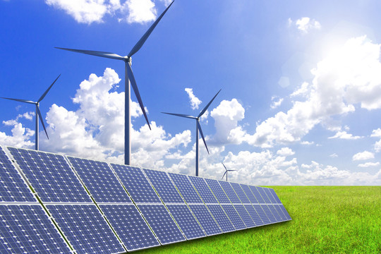 光伏太陽能和風力發(fā)電在草原上