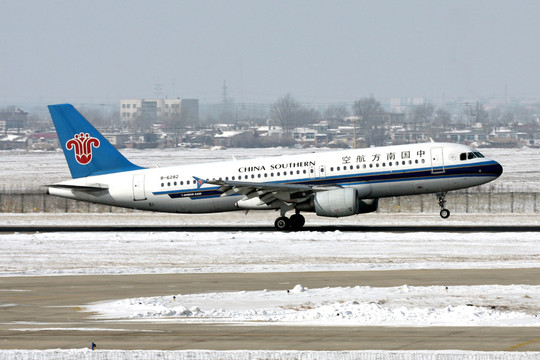 大雪 飛機(jī)降落 中國(guó)南方航空