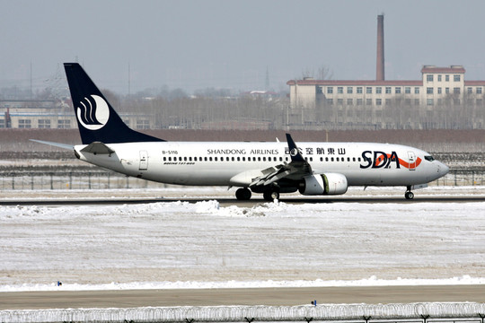 雪地 飛機降落 山東航空