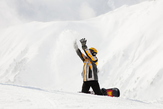 在雪地里的滑雪板