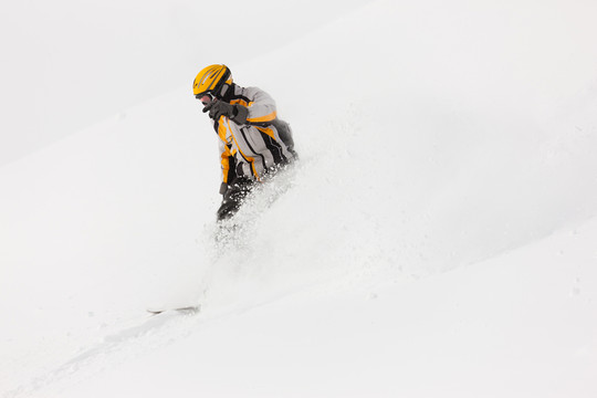 滑雪者在下降