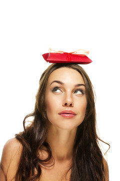 美麗的女人抬頭看著她頭上的禮物