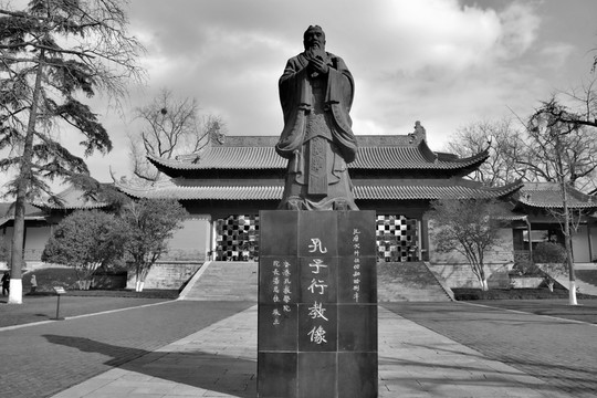 孔子雕塑黑白攝影圖