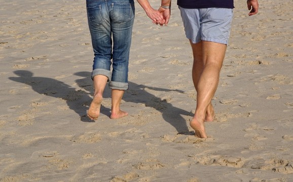 情侣在叙尔特岛海滩上散步